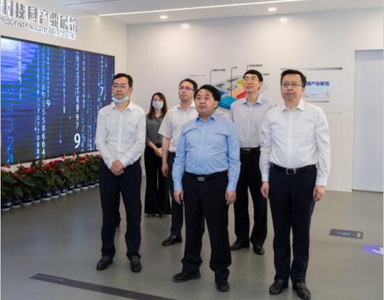眉山市委书记慕新海陪同省委常委,省政府常务副省长罗文在眉山调研